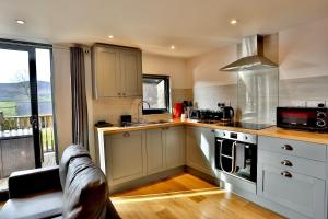 Dog-Friendly 4-Person Cottage with Hot Tub - Cantref, Brecon