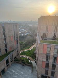 Modern 3BR Corporate Apartment, Dollis Hill, Lift Access, Ideal for Business Stays & Company Bookings