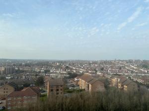 Modern 3BR Corporate Apartment, Dollis Hill, Lift Access, Ideal for Business Stays & Company Bookings