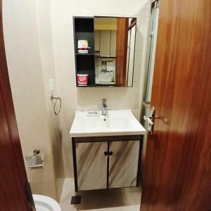 Megatower 4 Studio Condo 5 minutes walk to Session