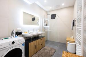High-End 3 Bedroom Apartment l Free Parking l AC in Every Room l Sleeps 11