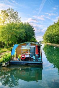 Cottage flottant nature, Jacuzzi Privé en supplément près de Dijon