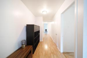 2 Beds, new renovated, 20 mins driving to DT
