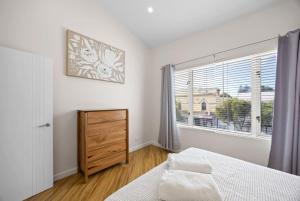 The Lookout, Modern Fremantle Apartment with View