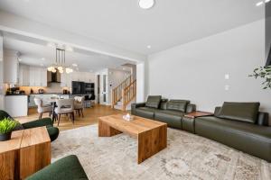 Large Detatched Luxury House with Massage, Poker Table And More