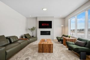 Large Detatched Luxury House with Massage, Poker Table And More