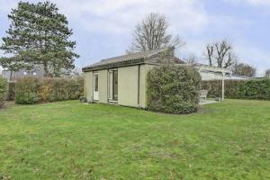 Vrijstaande bungalow met grote privé tuin 12 min vanaf strand