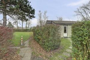 Vrijstaande bungalow met grote privé tuin 12 min vanaf strand