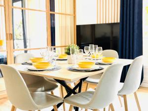 King size beds - 2 bathrooms - 2 free parking