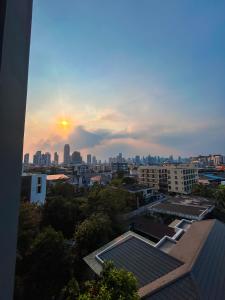 Luxury apartment near On Nut BTS station with swimming pool