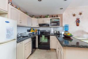 Unique Colorful Condo on 3rd Floor Pinacate 321