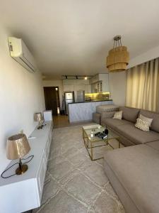 Elegant Fully Furnished 1 Bedroom Unit