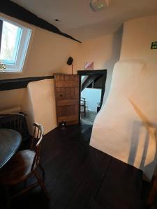 Self Contained Apartment - The Ostrich Inn, Newland