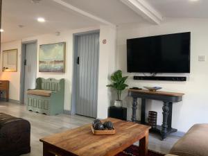 woodpecker cottage at frog trotters cottages