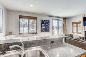 Family Hot Tub MountainScape Chalet Paradise