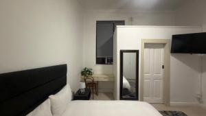 Sea Point Studio Apartment- Walk to Beach & Promenade