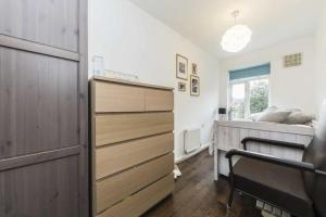 West London Chiswick four beds maisonette with private garden and free parking