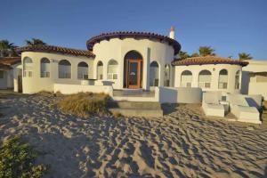 Charming and Rustic Beachfront Home Sun House
