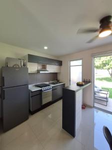 Casa de descanso con terraza, asador y alberca cerca de CDMX