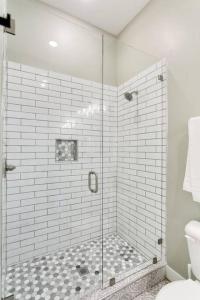 624 Large 7 Bedrooms Vibrant Art Spacious