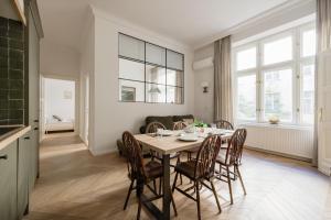 Budapest Escape Walk to Buda Eye & Fashion Street