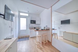 Tiny studio canal st martin Buttes Chaumont