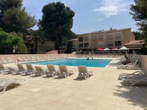 COCON DES PINS Studio 4 personnes, piscine, mer, clim, Wifi