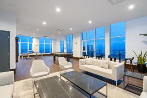 Sky Suite 2 BR in Central City & Rooftop Terrace