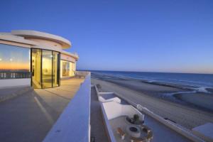 Spacious Family Beachfront Home Villa Dei Sogni