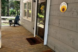 The Fox Den, A Rustic Log Cabin near GSMNP & NNF