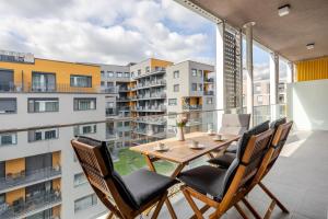 Balcony - Central - Large - Modern