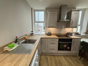 Modern 1BR Apt in Portrush - Central & Stylish Stay