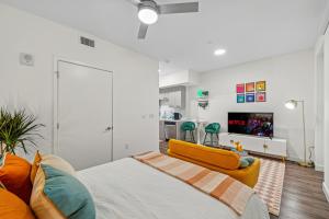 Stylish studio in SM w FREE parking and pool