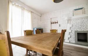 la petite maison bleue avec une grande piscine chauffée et couverte