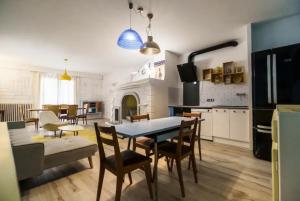 la petite maison bleue avec une grande piscine chauffée et couverte