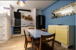 la petite maison bleue avec une grande piscine chauffée et couverte