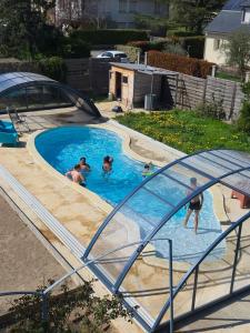 la petite maison bleue avec une grande piscine chauffée et couverte