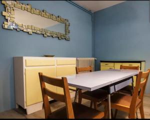 la petite maison bleue avec une grande piscine chauffée et couverte