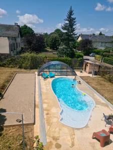 la petite maison bleue avec une grande piscine chauffée et couverte