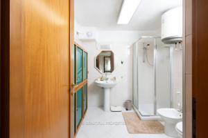 Room with kitchen & free parking 100 m from the sea