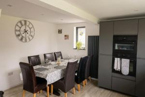 Hill Head Beachside Cottage with Large Garden and Sea Views 5bed slp12
