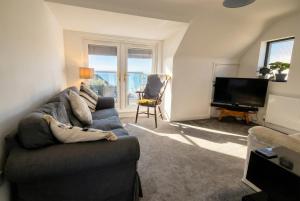 Hill Head Beachside Cottage with Large Garden and Sea Views 5bed slp12