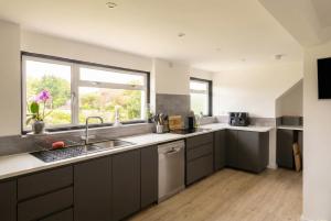 Hill Head Beachside Cottage with Large Garden and Sea Views 5bed slp12