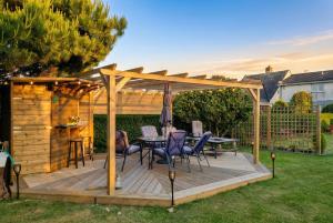 Hill Head Beachside Cottage with Large Garden and Sea Views 5bed slp12
