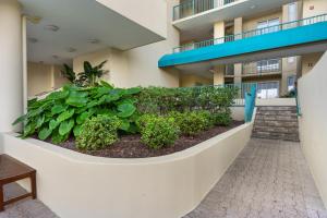 Jade East Towers 0640 by Newman-Dailey