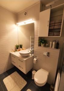 Azure Cosy Apartment - Private Terrace and Free Parking