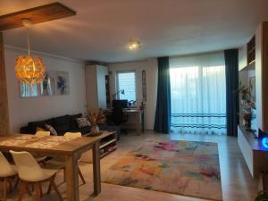 Azure Cosy Apartment - Private Terrace and Free Parking