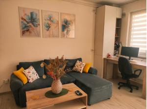 Azure Cosy Apartment - Private Terrace and Free Parking