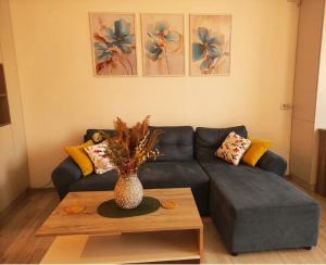 Azure Cosy Apartment - Private Terrace and Free Parking