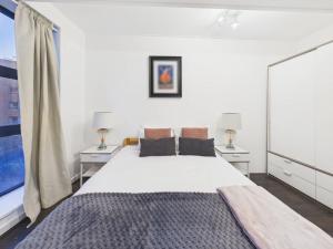 Wild Roses - The Alder Apartment - Stratford